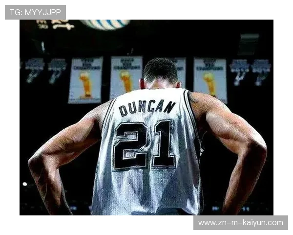 邓肯亲临马刺训练馆，指导年轻内线球员成长