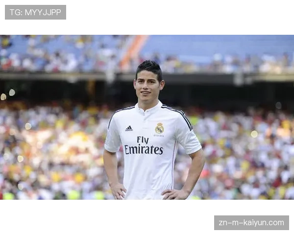 雷吉隆亮相迈阿密，阳光海滩背景下的签约仪式