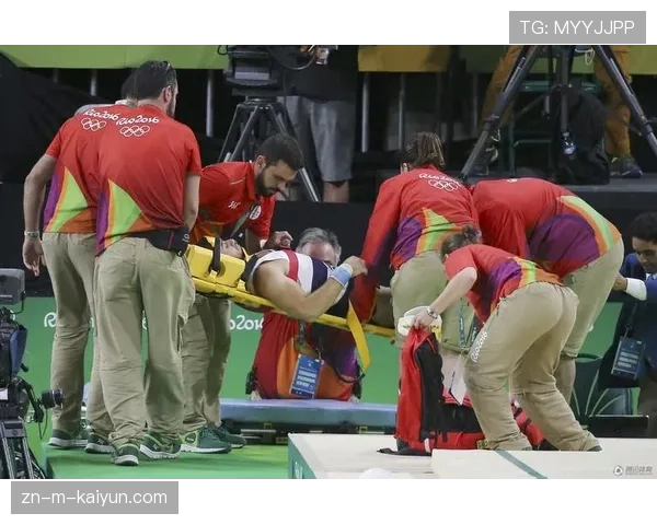 伤情更新:梅斯前锋米卡塔泽碰撞后无法坚持,被担架抬离 伤情更新:梅斯前锋米卡塔泽碰撞后无法坚持,被担架抬离