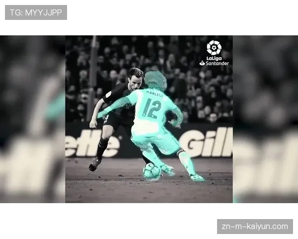 看台上,波鸿主帅的妻子紧张地捂住了眼睛 看台上,波鸿主帅的妻子紧张地捂住了眼睛